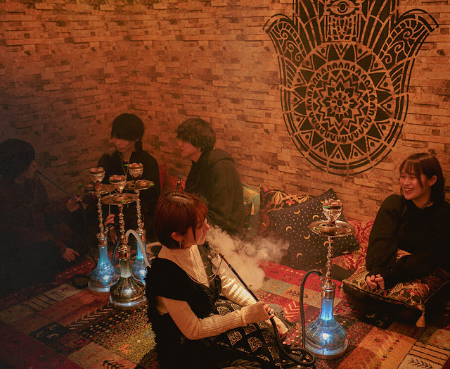 Guests enjoying shisha at AppareShisha Osaka in an intimate lounge setting