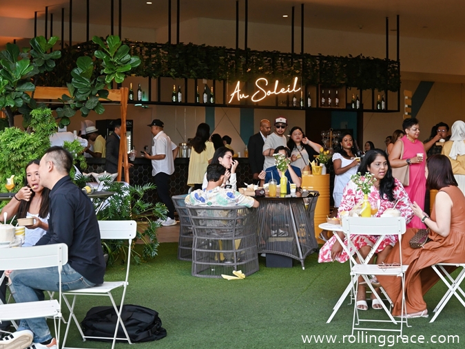 Pool bar at Le Méridien Putrajaya, IOI Resort City