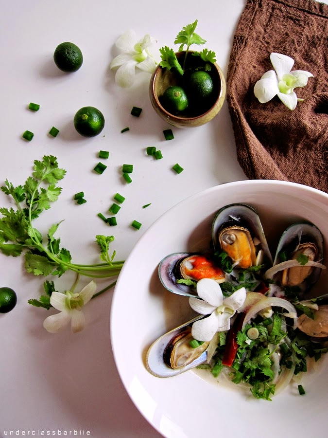 Mussels in Fragrant Thai Broth: Easy Seafood Recipe