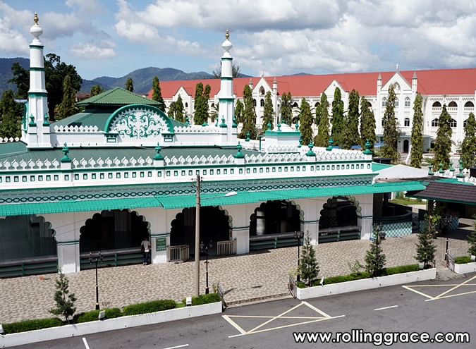 Masjid India Muslim Ipoh Perak: 7 Reasons to See the Mosque 4 Exterior façade of Masjid India Muslim Ipoh with white walls, green detailing, and arched verandas