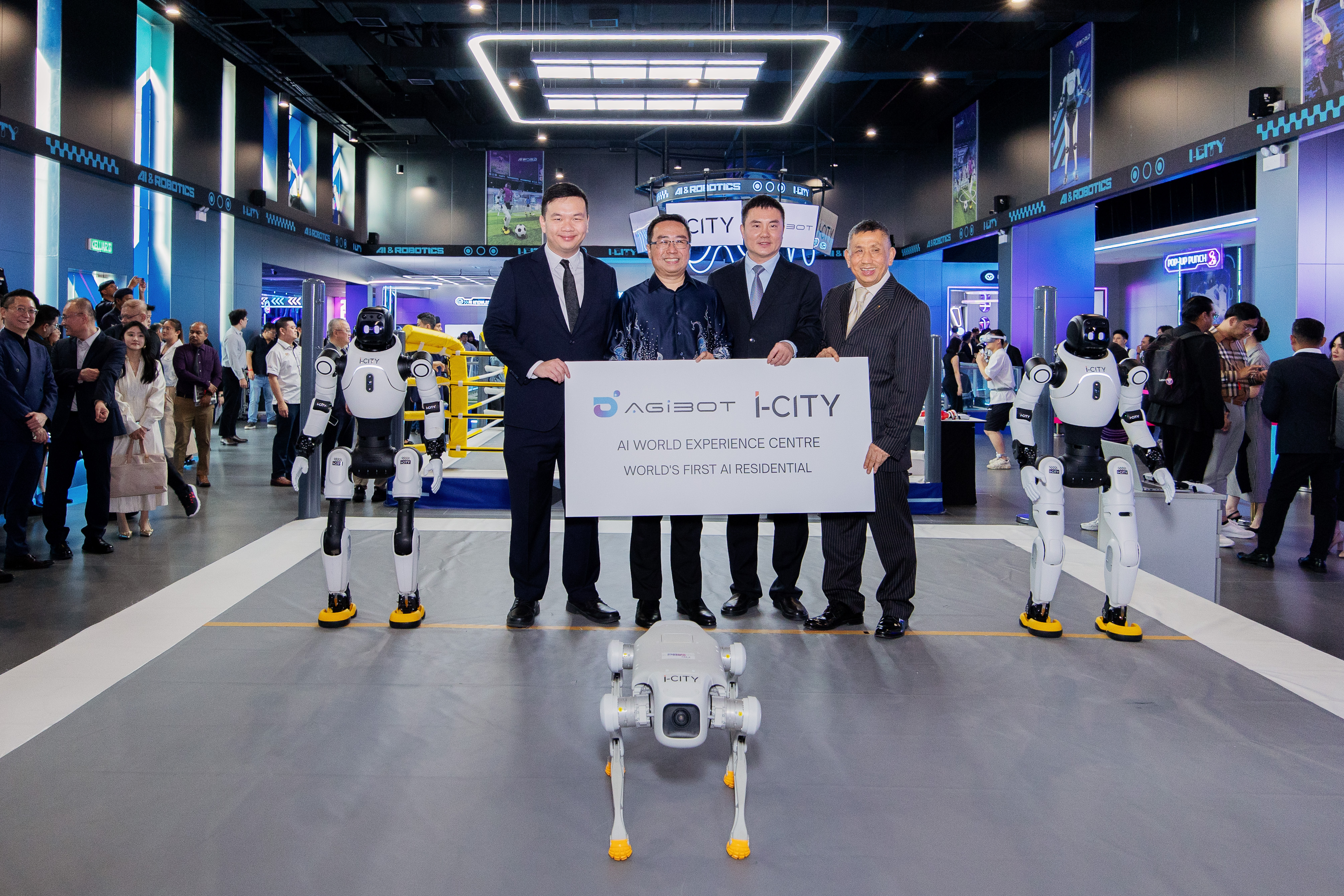 YB Tuan Chiew Choon Man, Deputy Minister of Tourism, Arts and Culture; YB Tuan Chang Lih Kang, Minister of Science, Technology and Innovation; Abel Deng, President, Asia-Pacific and Middle East, AGIBOT; Tan Sri Lim Kim Hong, Chairman of I-Berhad.