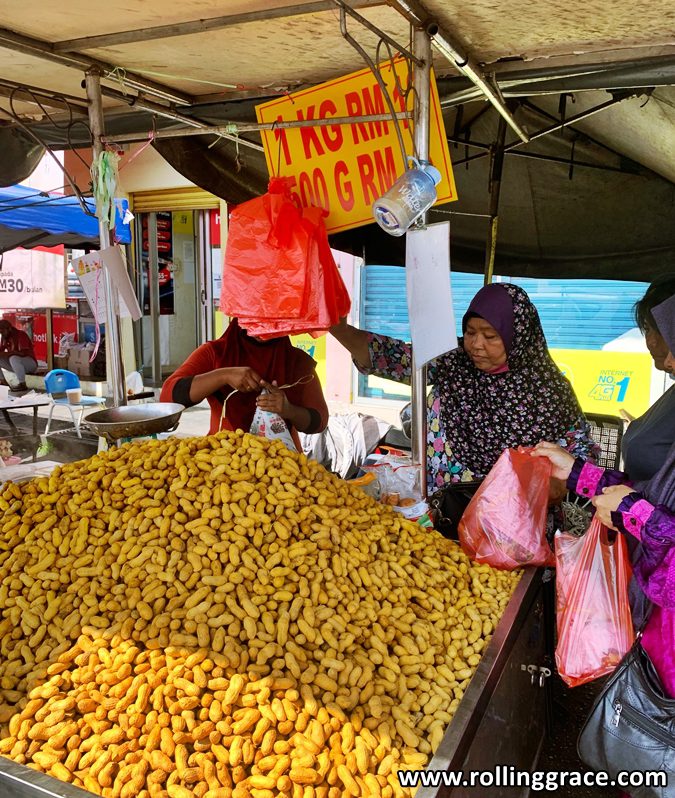 Evening street food stalls at Pasar Malam Menara Condong in Teluk Intan selling apam balik and local snacks, featured by Rolling Grace