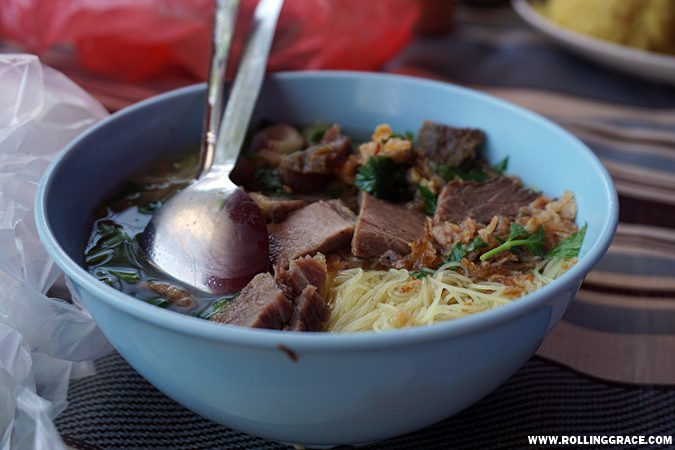 Bowl of mee sup daging with beef chunks and noodles in a clear broth at Nat Pokok Getah morning market in Perlis