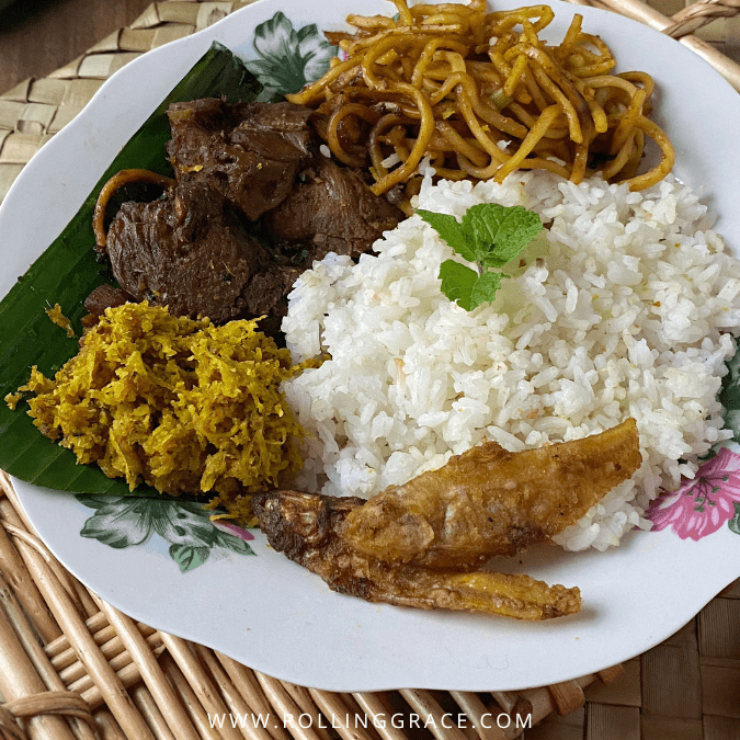 Plate of nasi ambeng with soy sauce chicken, sambal goreng, serunding kelapa, and fried noodles in Kuala Selangor