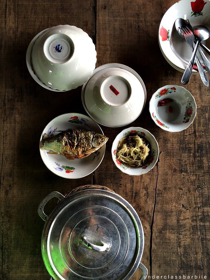 1-Day Kampong Khleang Itinerary: Best Attractions & Tips 17 Shared Cambodian meal in bowls and plates at a home in Kampong Khleang floating village.
