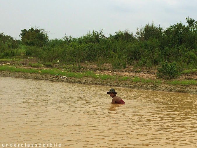 1-Day Kampong Khleang Itinerary: Best Attractions & Tips 11 Child swimming in the waters of Tonle Sap at Kampong Khleang village, Cambodia