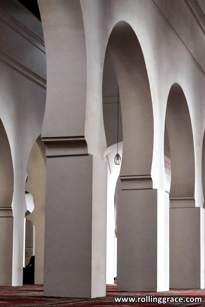 6 Great Reasons to Visit Masjid Omar Ali Saifuddien, Brunei 3 White arched columns inside Masjid Omar Ali Saifuddien with Italian marble pillars and kalat rope motif detail, Brunei.