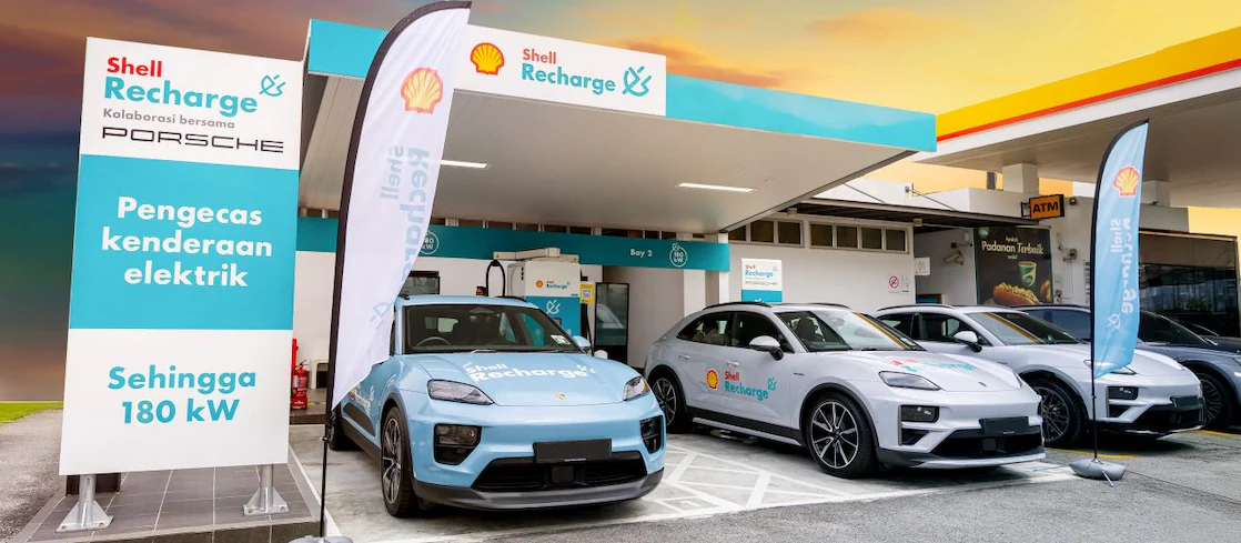 Best EV Chargers in Malaysia: 4 Most Reliable Networks 7 Shell Recharge 180kW EV charging hub at a Shell petrol station in Malaysia with electric vehicles plugged in.