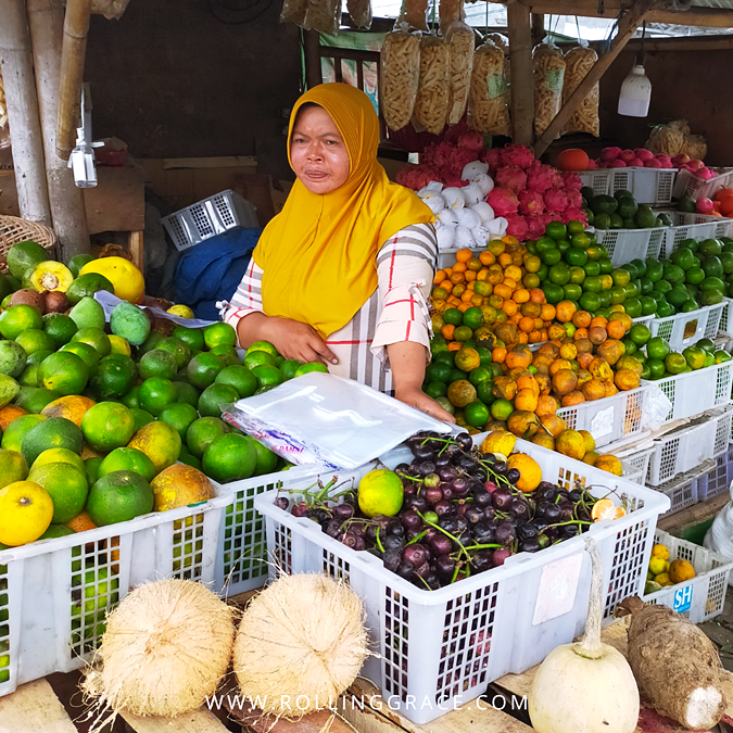 5 Best Markets in Miri, Sarawak Worth Visiting 3 Local vendor selling tropical fruits and fresh produce at Tamu Khas, Jalan Padang, Miri, Sarawak