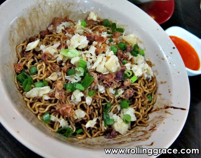 Best Sarawak Food: 20 Must-Try Traditional Dishes Guide 8 Mee Kolok Sarawak Malay signature noodle bowl with minced meat char siew and spring onions