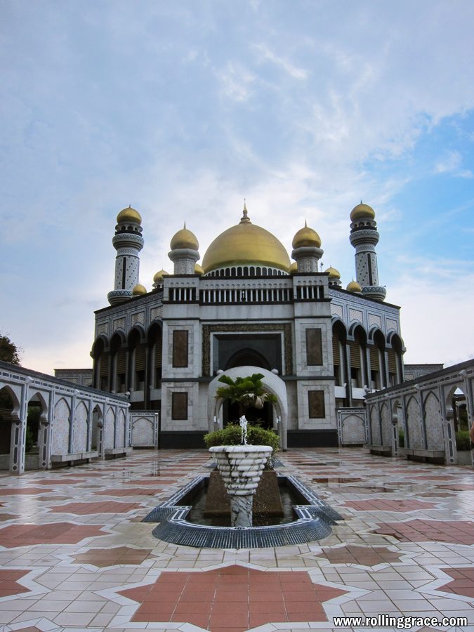 Best Mosques in Brunei: 6 Most Beautiful Must-Visit Places 3 Masjid Jame Asr Hassanil Bolkiah largest mosque in Brunei with 29 golden domes and four minarets in Kampong Kiarong