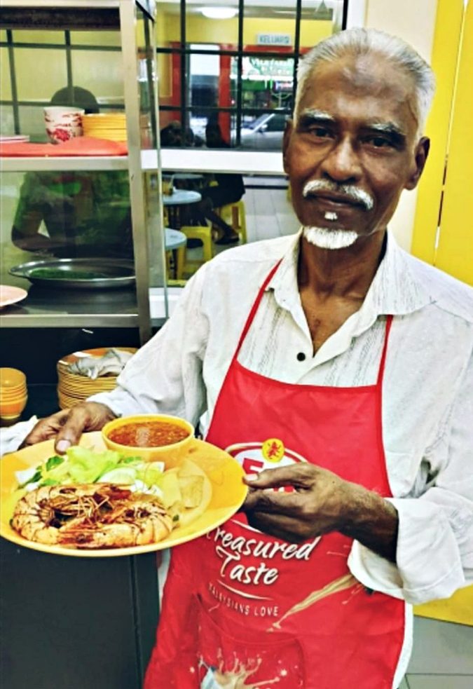 10 Must Try Food in Klang: Best Local Dishes in Selangor 12 Owner Gani plating rojak Klang at Restoran Rojak Klang Gani Lebuh Tapah Klang since 1950