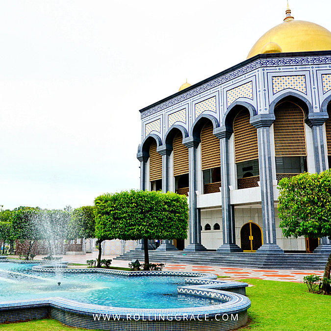 5 Stunning Reasons to See Masjid Jame' Asr Hassanil Bolkiah 9 Front view of Masjid Jame' Asr Hassanil Bolkiah with courtyard fountain and golden domes in Brunei