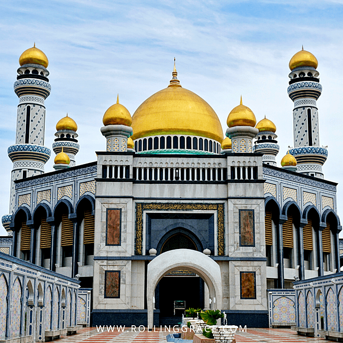 5 Stunning Reasons to See Masjid Jame' Asr Hassanil Bolkiah 3 Full exterior of Masjid Jame' Asr Hassanil Bolkiah showing four 58-metre minarets and golden domes