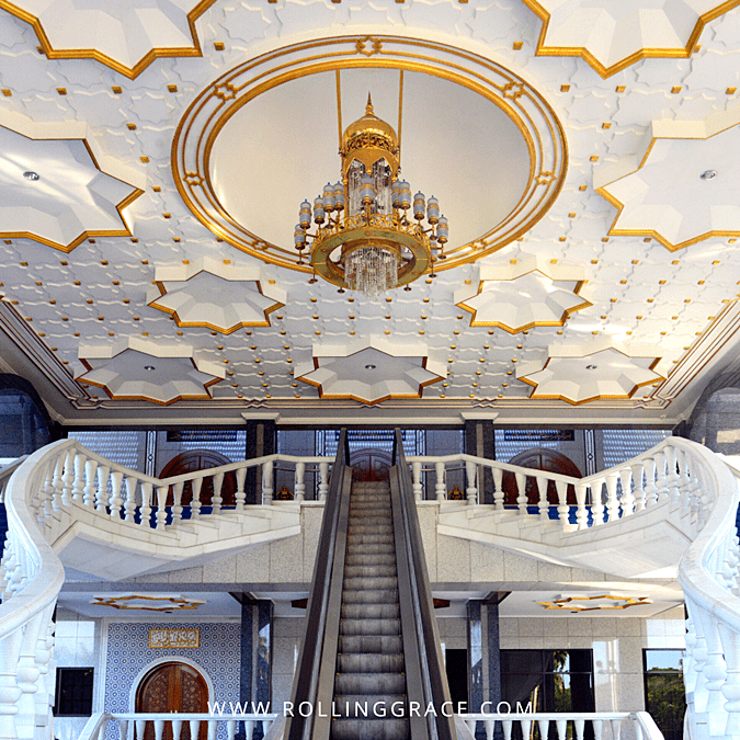 5 Stunning Reasons to See Masjid Jame' Asr Hassanil Bolkiah 8 Interior ceiling and chandelier of Masjid Jame' Asr Hassanil Bolkiah in Bandar Seri Begawan