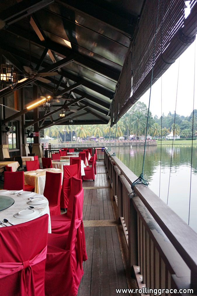 Lakeside dining tables overlooking the water at Putrajaya Seafood Restaurant Taman Botani