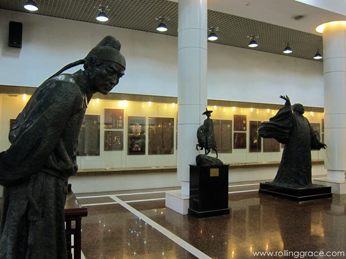 7 Stunning Things to See at Du Fu Thatched Cottage Chengdu 17 Bronze statue of the poet Du Fu in profile at Du Fu Thatched Cottage Chengdu