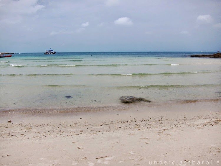 Koh Samet Thailand: 8 Best Relaxing Things to Do 16 Wide view of an empty white sand beach with clear shallow water at Koh Samet Thailand