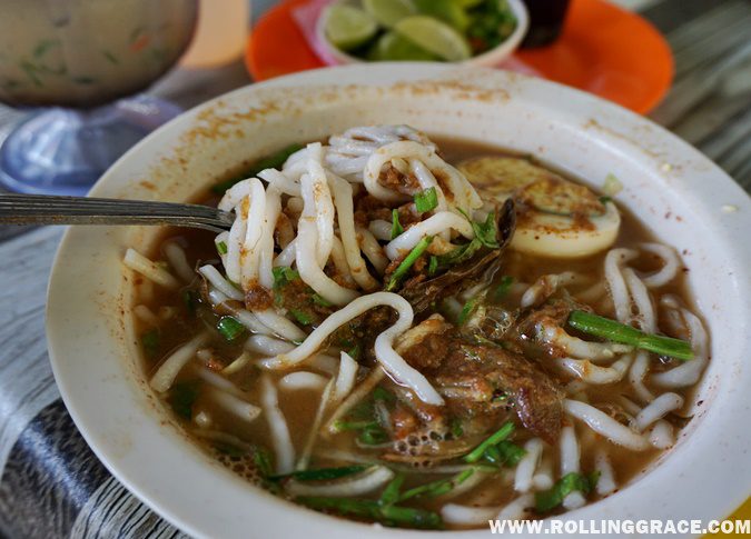 Bowl of laksa utara with thick rice noodles and bean sprouts in sour fish broth at Ladang Nipah Kipli Perlis