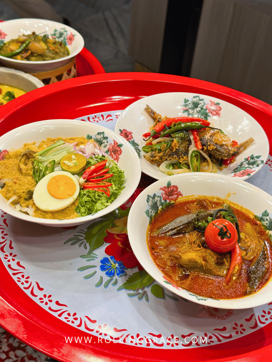 Makan Kitchen DoubleTree by Hilton: 9 Merdeka Dishes to Try 9 Whole fried chicken served on a red tray at Makan Kitchen DoubleTree by Hilton Putrajaya Lakeside