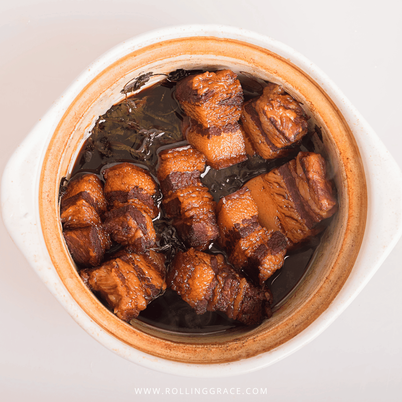 Beitou Food: 9 Best Places to Eat in Beitou, Taipei 4 Aizicai braised pork in Beitou, Taipei, glossy cubes of soy-braised pork belly in a clay pot, a Beitou food favourite