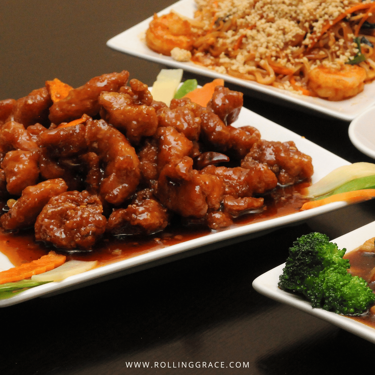 Beitou Food: 9 Best Places to Eat in Beitou, Taipei 6 Penglai Restaurant in Beitou, Taipei, a plate of glazed deep-fried pork ribs with more dishes behind
